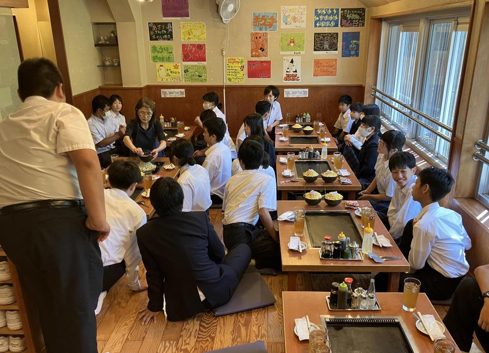 修学旅行7月島でもんじゃ焼き体験1