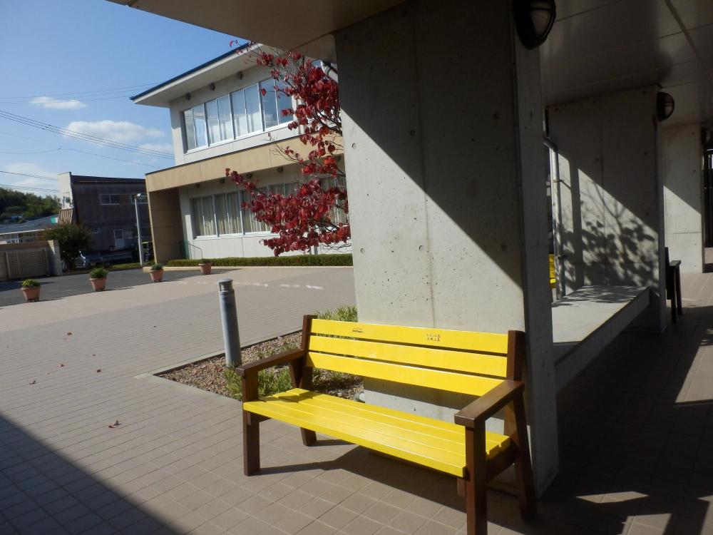 レモン色のベンチ 憩いの場1