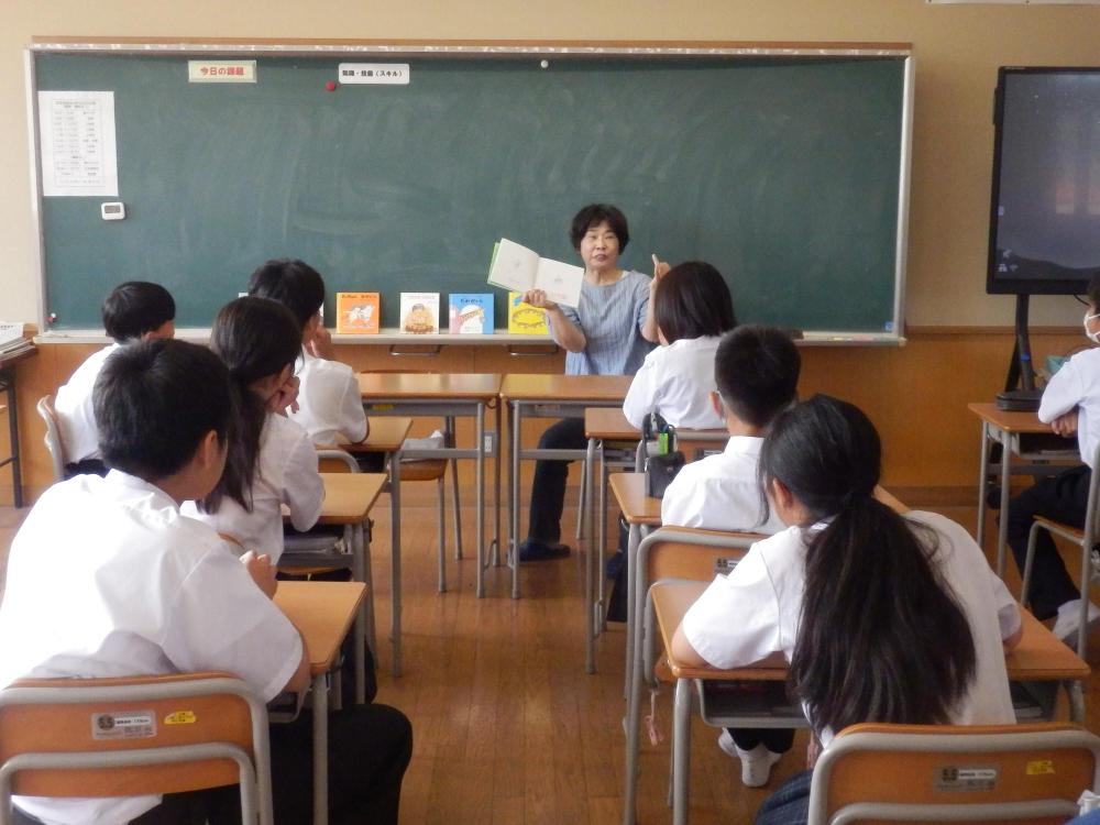 「すずらんの会」の方による読み聞かせ2