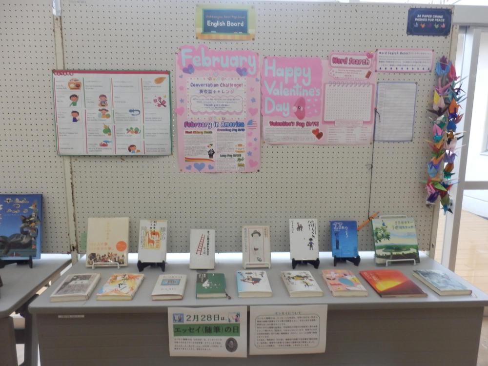 生徒玄関のディスプレイ（図書委員会・ALTの取組）4