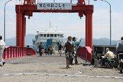 赤い鉄骨の橋の上に「またのお越しを…」と書かれている天満港での撮影風景の写真